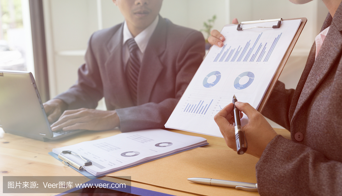 商務人員出席專業投資者的創業項目。財務經理會議和討論分析數據的圖表和圖表顯示的結果。企業財務和營銷理念