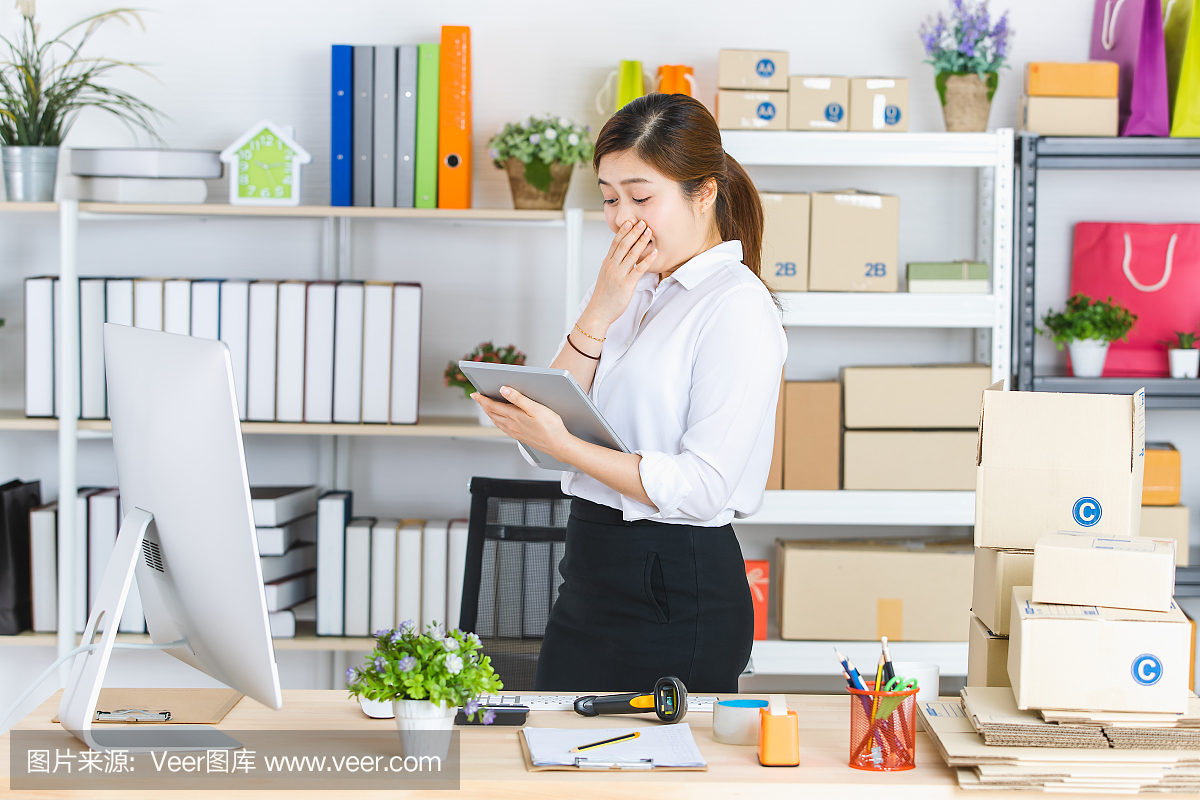 在創業辦公室工作的女商人。